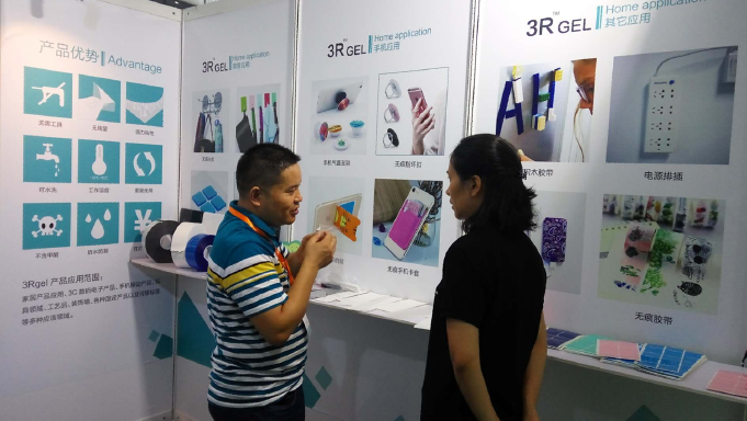 客戶認(rèn)真體驗(yàn)無痕可移膠性能